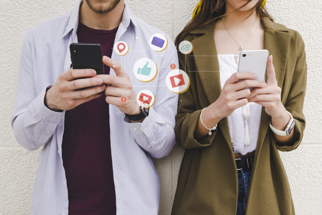 La imagen actual no tiene texto alternativo. El nombre del archivo es: iconos-de-notificacion-movil-entre-hombre-y-mujer-usando-telefono-celular-scaled.jpg